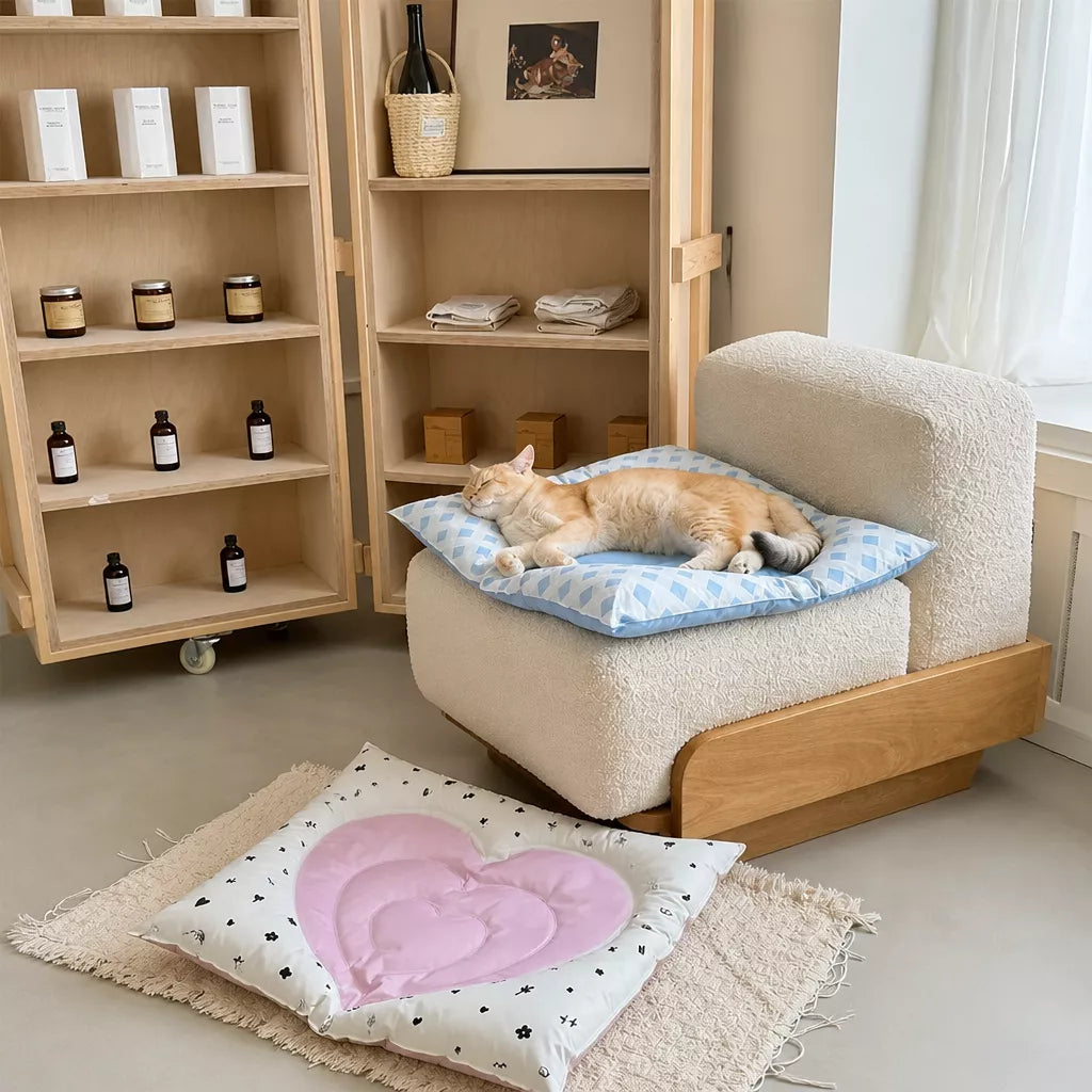 Heart-Shaped Waterproof Pet Mat for Cats and Dogs