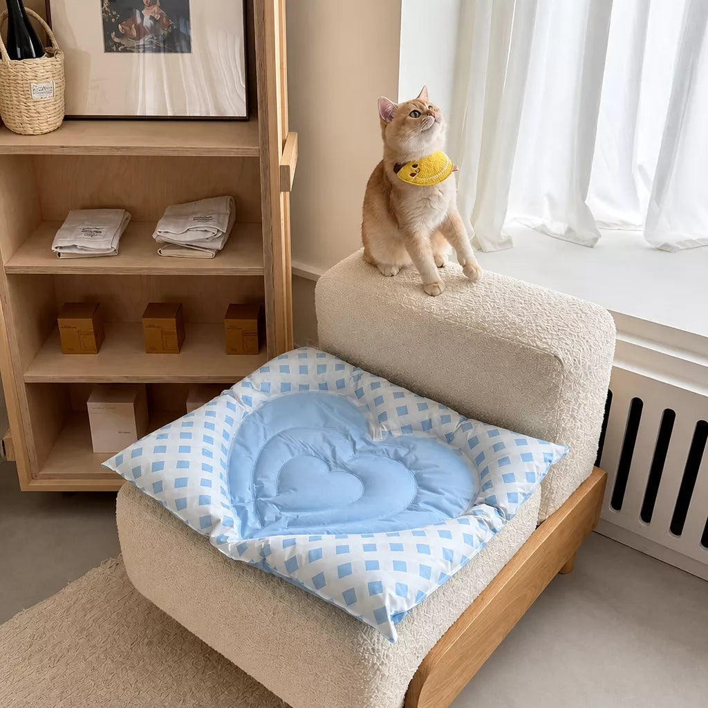 Heart-Shaped Waterproof Pet Mat for Cats and Dogs